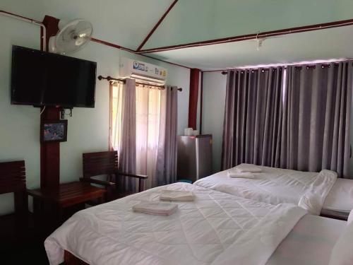 2 queen beds, 1 twin bed