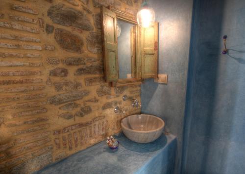 Classic Double Room image 7