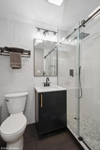 Brilliant Downtown Chicago 3-Bedroom Condominium - image 5