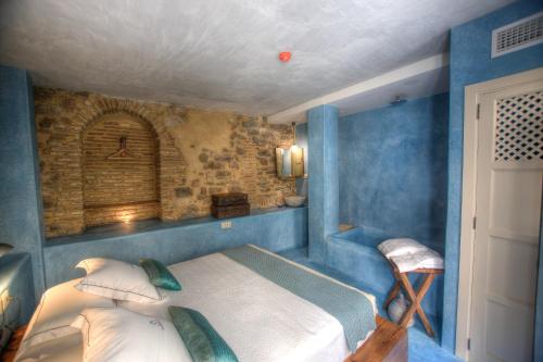 Classic Double Room image 2