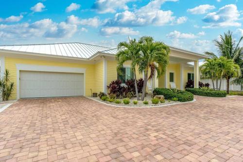Beautiful Newer Home 4 Bedroom 4 Bathroom W/ Pool, Single Level no stairs to Climb with Dock in Marathon, USA