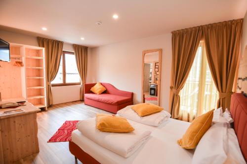 1 queen bed, 1 sofa bed