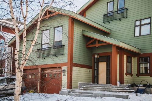 . The Niven Lake Retreat