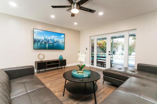 Luxury 5BR Villa Heated Pool near Beach & Casino in Dania Beach, USA