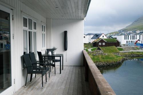 Erkély/terasz, Spacious City Center Home by the Sea in Klaksvík