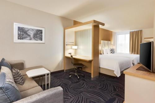 2 queen beds, 1 sofa bed