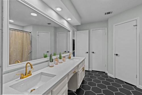 My Golden DFW Villa & Pool thumb 4