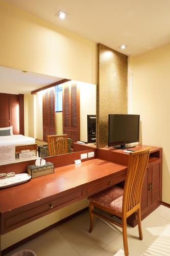 room detail thumbnail 2