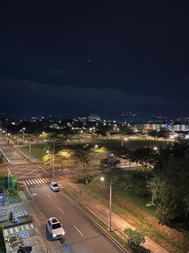 CALI Acogedor y Nuevo apartamento cerca de Jardin plaza, con piscina, parqueadero y aire acondicionado