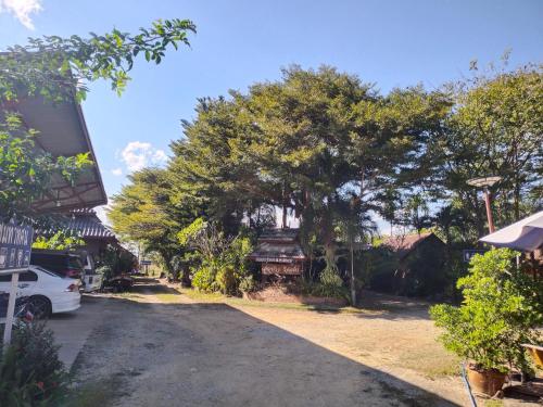 ต้นพร้าวรีสอร์ท Ton prao Resort near Chu Mong