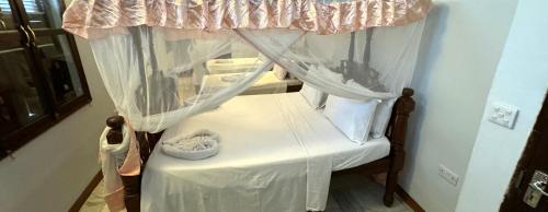 1 queen bed, 2 twin beds