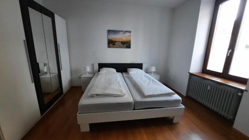 1 queen bed, 2 sofa beds