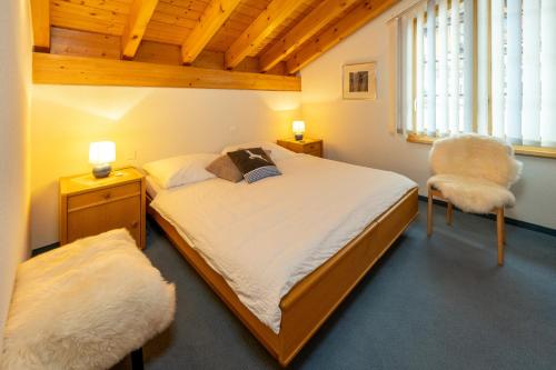1 queen bed, 1 sofa bed