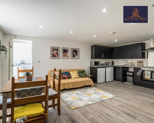 Swan House Apartment 9 - 2 Bed Apartment - Sleeps 6 - Free Parking - Liverpool - close to city centre - By ALL ELITE STAYS, Liverpool (photo 9)