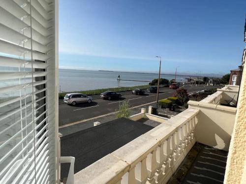 B&B Harwich - Space Apartments - Seafront Location - Views - Balcony - King Bed - Windfarmer Accommodation - Flat 5 - Bed and Breakfast Harwich