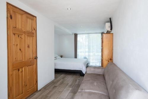 Double Room with Balcony image 2
