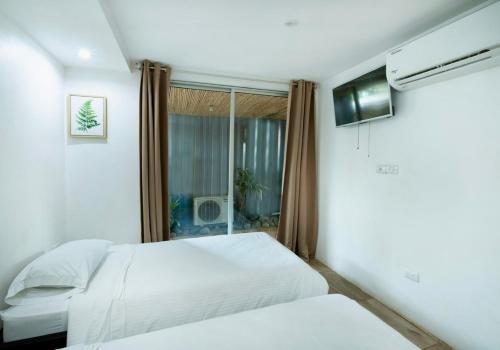 Deluxe Double or Twin Room image 1
