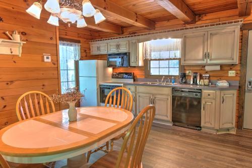 Wild Rose Cabin by Amish Country Lodging detail