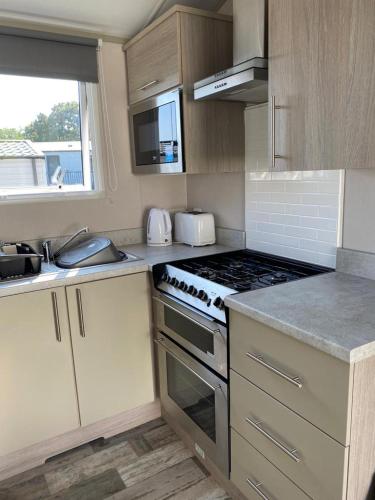 kuhinja, Luxury Holiday Home Sleeps 6 Pet Friendly in Sticker