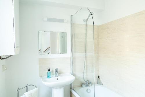 Bath Breaks Apartments - image 11