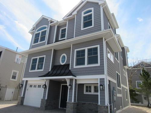 Oceanblock New Construction, 6 Houses From Beach in Brant Beach, USA