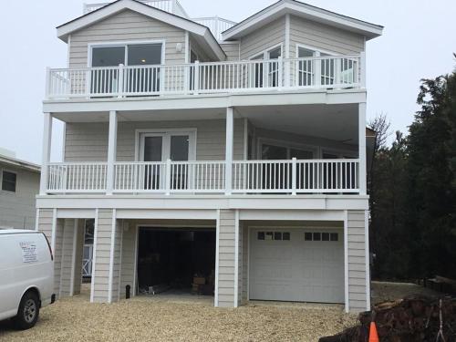 4Th From The Ocean! Sleeps 10! in Harvey Cedars, USA