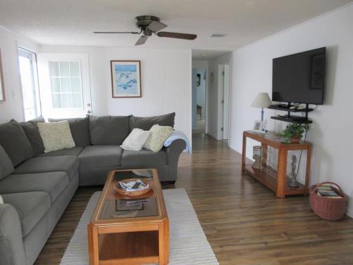 Oceanside 2Nd Floor Duplex With 3 Bedrooms, 1 Bath in Beach Haven Crest, USA