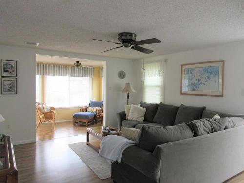 Oceanside 2Nd Floor Duplex With 3 Bedrooms, 1 Bath in Beach Haven Crest, USA