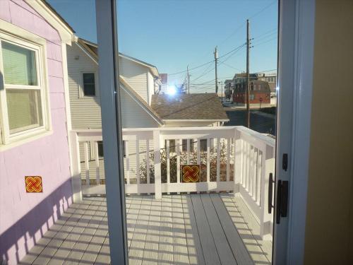 Oceanside 2Nd Floor Duplex With 3 Bedrooms, 1 Bath in Beach Haven Crest, USA