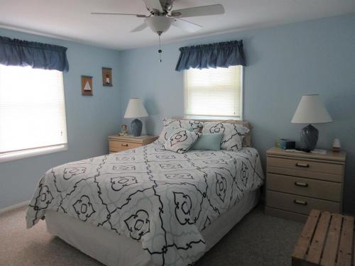 Oceanside 2Nd Floor Duplex With 3 Bedrooms, 1 Bath in Beach Haven Crest, USA