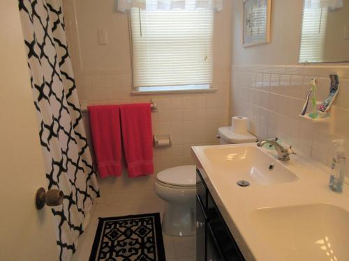 Oceanside 2Nd Floor Duplex With 3 Bedrooms, 1 Bath in Beach Haven Crest, USA