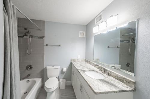 Ocean Escape Cozy Condo with Pool & Free Parking in Indian Harbour Beach, USA