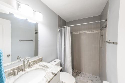 Ocean Escape Cozy Condo with Pool & Free Parking in Indian Harbour Beach, USA