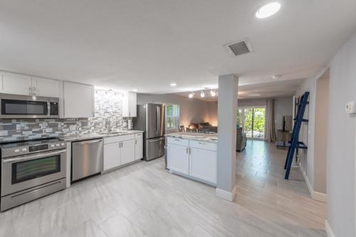 Ocean Escape Cozy Condo with Pool & Free Parking in Indian Harbour Beach, USA