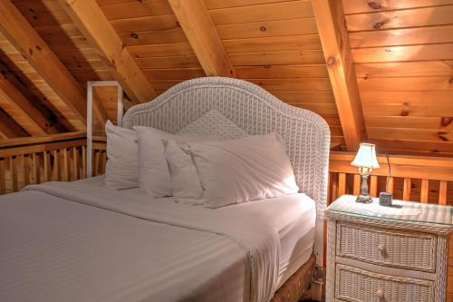 Apple Blossom Cabin by Amish Country Lodging in Millersburg, USA