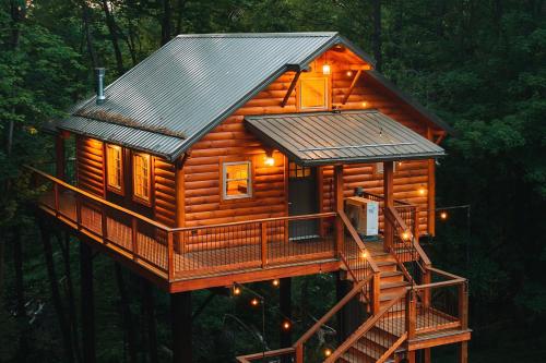 Cricket Hill Treehouse B by Amish Country Lodging