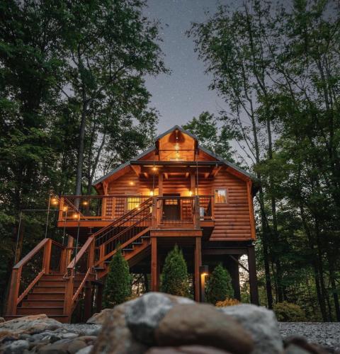 Cricket Hill Treehouse B by Amish Country Lodging