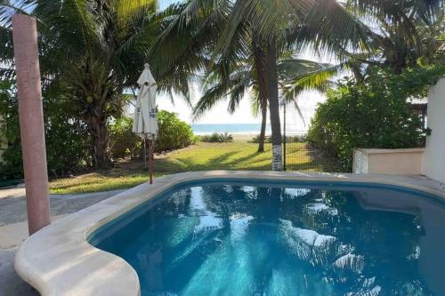 B&B Zihuatanejo - Casa Mana: Beachfront Home w/pool on Playa Blanca - Bed and Breakfast Zihuatanejo