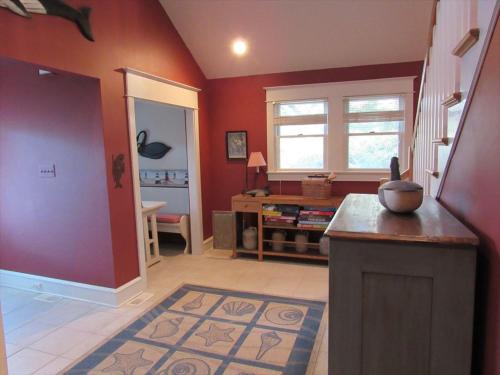 Quaint Oceanfront House, Nantucket Meets Lbi in Surf City, USA