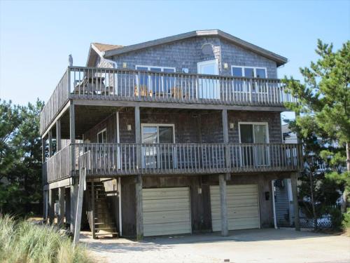 Large Home Located On The Ocean Block In Surf City Just 100 From The Beach, in Surf City, USA