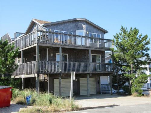Large Home Located On The Ocean Block In Surf City Just 100 From The Beach, in Surf City, USA