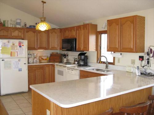 Large Home Located On The Ocean Block In Surf City Just 100 From The Beach, in Surf City, USA