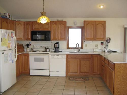 Large Home Located On The Ocean Block In Surf City Just 100 From The Beach, in Surf City, USA