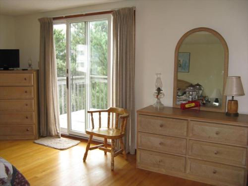 Large Home Located On The Ocean Block In Surf City Just 100 From The Beach, in Surf City, USA