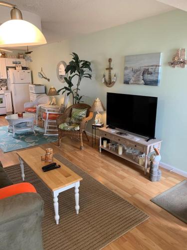 Brant Beach 2 Bedroom 1,5 Bath Ocean Side Condo in Brighton Beach, USA