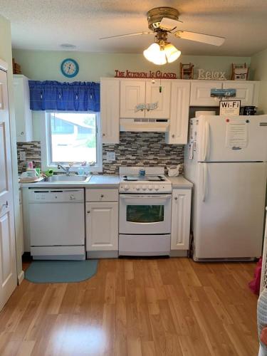 Brant Beach 2 Bedroom 1,5 Bath Ocean Side Condo in Brighton Beach, USA