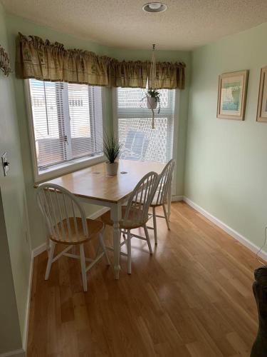 Brant Beach 2 Bedroom 1,5 Bath Ocean Side Condo in Brighton Beach, USA