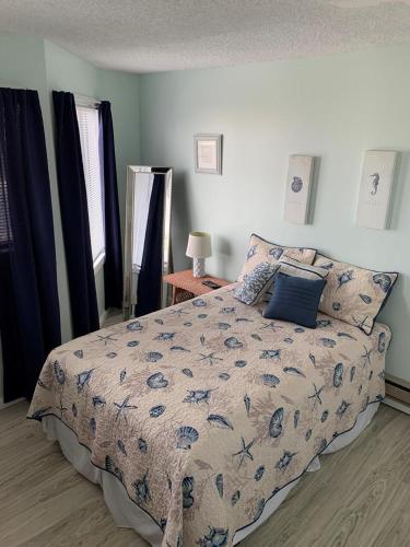 Brant Beach 2 Bedroom 1,5 Bath Ocean Side Condo in Brighton Beach, USA