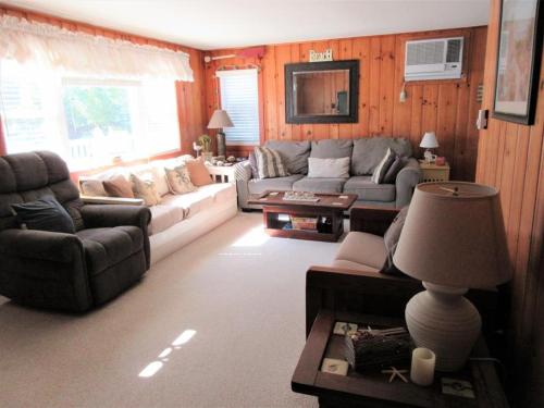Upgraded 2Nd Floor Duplex In The Heart Of Harvey Cedars Close To The Bay Beach And The Ocean, in Harvey Cedars, USA
