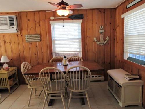 Upgraded 2Nd Floor Duplex In The Heart Of Harvey Cedars Close To The Bay Beach And The Ocean, in Harvey Cedars, USA